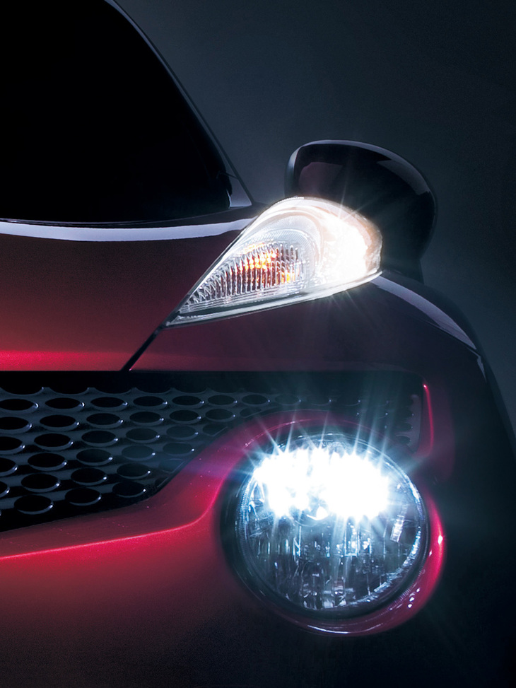 「ジューク」の特徴だった複眼デザインのヘッドランプ。実は下がヘッドランプで、上がポジションランプ＋ウインカーだった。