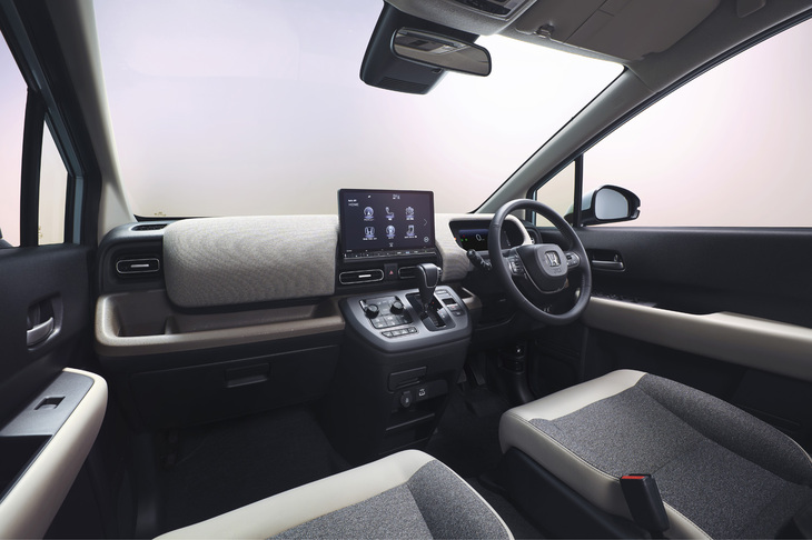 水平基調でクリーンな視界確保を重視してデザインされた新型「フリード」のインストゥルメントパネル。従来型はダッシュボード上部に横長のメーターを配置していたが、新型では2本スポーク形状が特徴的なステアリングホイールの奥に7インチ液晶ディスプレイが置かれる。