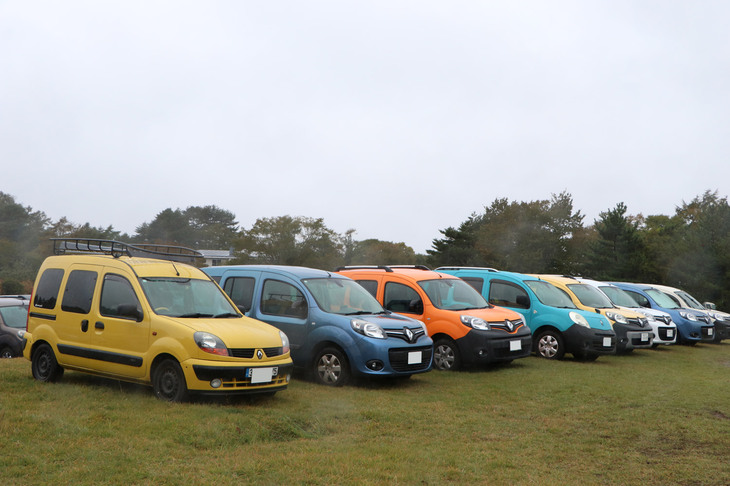 晴れの日なら富士山の眺めも最高な「山中湖交流プラザ きらら」だが、残念ながらこの日は雨。それでも全国各地から、1350台の歴代「ルノー・カングー」が集結。その他の車両も含めると、車両総数は1502台にも上った。