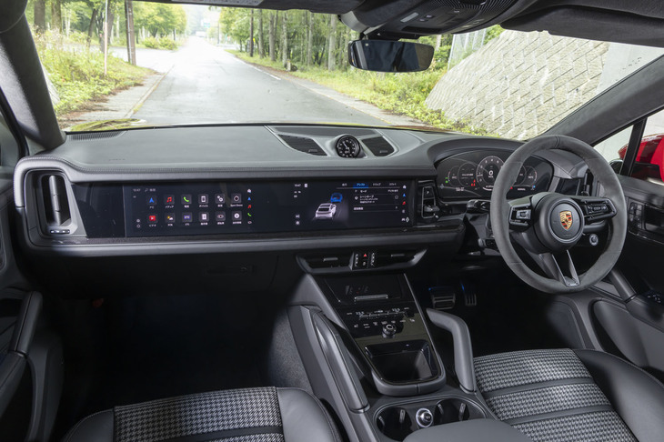 「カイエン」シリーズ全体でインテリアの眺めはガラリと変わった。大胆な水平基調となり、ダッシュボードの上下を走る梁（はり）の間にスクリーンをレイアウトしている。