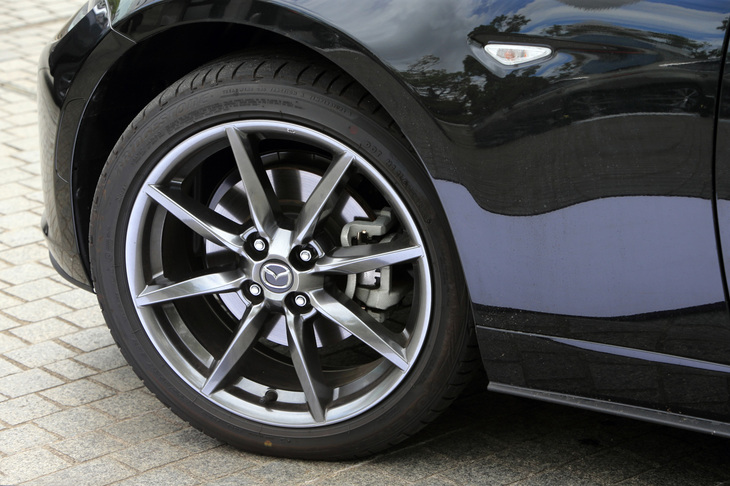 今回の改良では、足まわりについての変更はアナウンスされていない。タイヤサイズは205/45R17で、「ロードスターRF VS」には切削光輝加工のアルミホイールが組み合わされる。