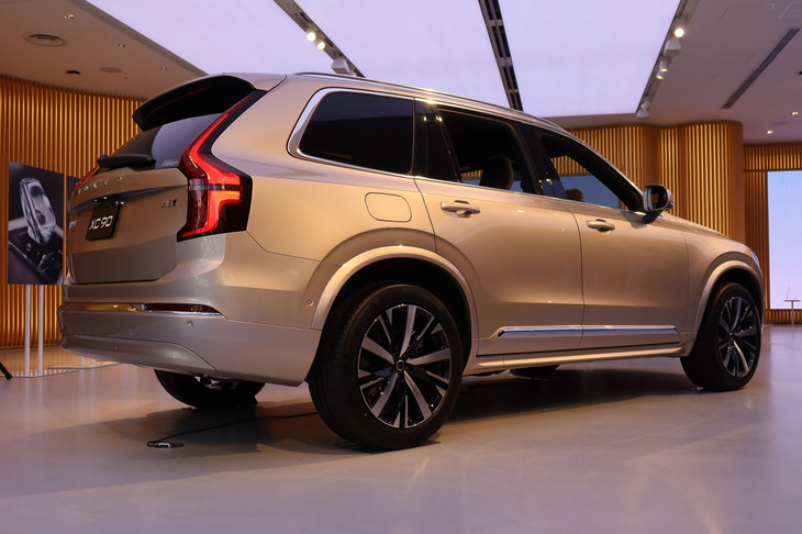 ボルボXC90プラスB5 AWD