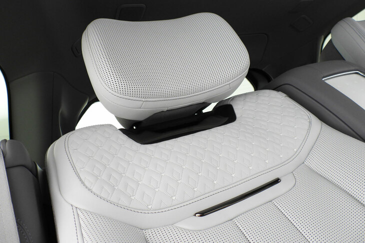 レンジローバーSVビスポーク1858エディション（リアシート）