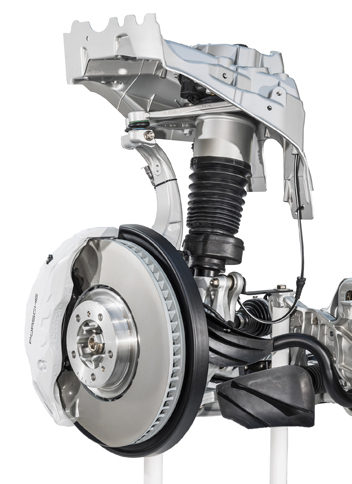 快適な乗り心地を約束するという3チャンバー式のエアサスペンション。「カイエン ターボ」には標準、そのほかのグレードにはオプションとして用意される。