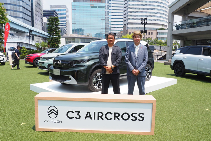 「C3エアクロス ハイブリッド」の発表イベントに参列したステランティス ジャパン代表取締役社長の成田 仁氏（写真左）と、同社フレンチブランド統括の小川 隼平氏（同右）。