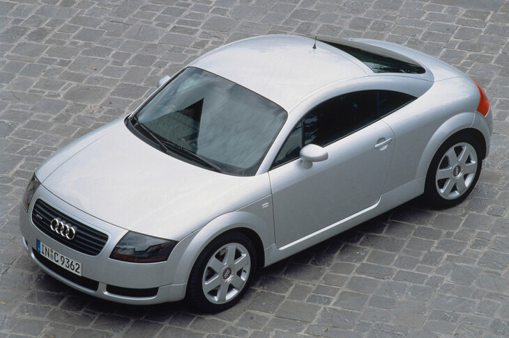 1998年に登場した初代「TT」。アメリカ人デザイナーのフリーマン・トーマス氏の手になるモデルだった。