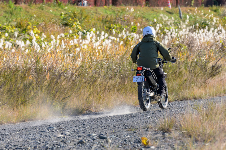 試乗を通して気になったのが、スリムなシートの硬さ。替えの用品としては、純正アクセサリーではハイシートしか用意されていないので、これは社外品に期待か。