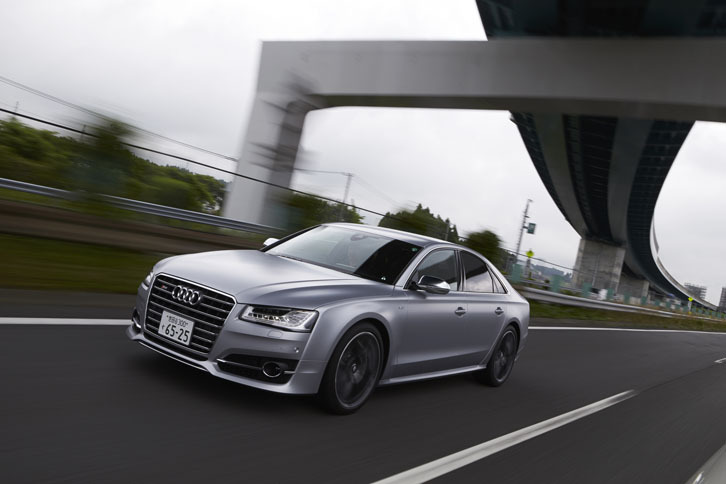 「S8プラス」が0-100km/h加速に要する時間は3.8秒。最高速度は305km/hと公表される。