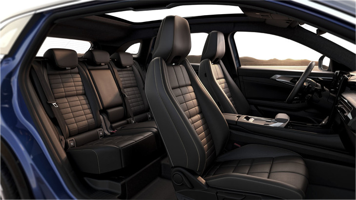 「オーストラル」のキャビン。後席には16cm以上動かせるスライド機構が組み込まれている。