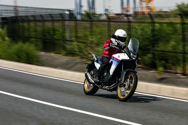 車両骨格にはリアフレーム一体型のスチール製ダイヤモンドフレームを採用。コンパクトな設計のエンジンとも相まって、車重は208kgに抑えられている。