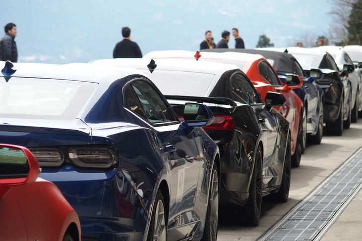 ピットに並んだ色とりどりのドライビングレッスン参加車両。