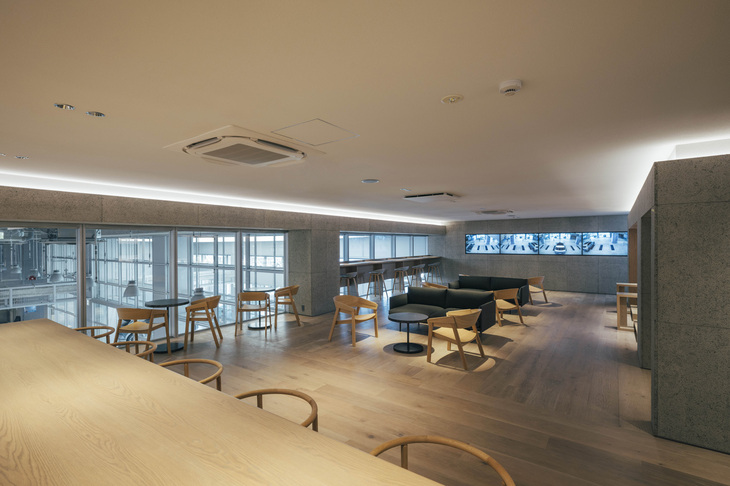 「ヒョンデカスタマーエクスペリエンスセンター横浜」の2階に用意されるカフェスペースとラウンジ。ここから整備工場での車両整備状況をモニターを通じて確認できるようになっている。