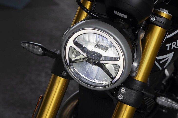 トライアンフのラインナップではエントリーモデルにあたる「スピード400」だが、装備は充実している。灯火類はすべてLED式で、USB Type-Cポートが標準で備わるほか、オプションでグリップヒーターも用意される。