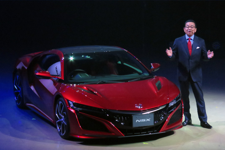 「ホンダが最初に作った四輪車は、軽トラックとスポーツカーだった」というエピソードを交え、人々の生活に役立つことと、操る喜びの追求が、創業時からの社是だったと語る八郷社長。