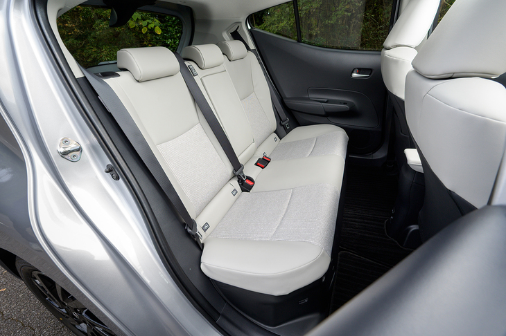 4080mmの全長から想像するよりも後席はずっと広々としている。前席も含めてファブリックの部分には淡いブラウンのストライプが入っている。