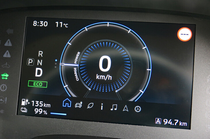 三菱eKクロスEV P（7インチカラー液晶メーター）