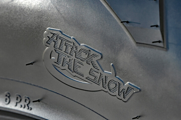 「オブザーブW/T-R」に描かれた「ATTACK THE SNOW」の文字。