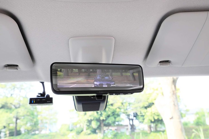 ルームミラーにカメラ映像を映し出せるデジタルルームミラーは、マルチアラウンドモニターとともに「先進安全パッケージ」としてオプション設定されている