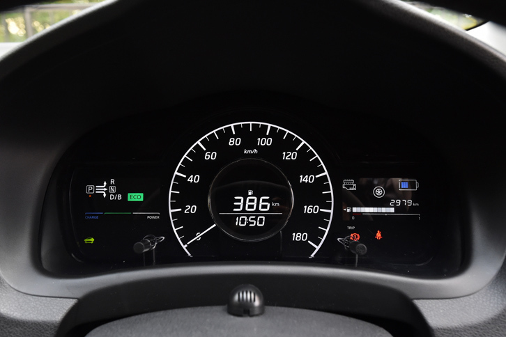 「e-POWER」搭載車には、速度計の左右にインフォメーションディスプレイを備えた専用設計のファインビジョンメーターが装備される。