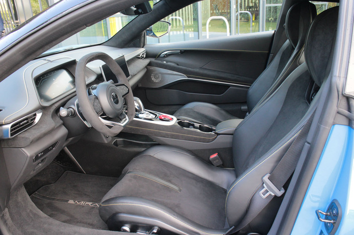 日常使いできるスポーツカーをうたう「エミーラ」。従来のロータス車よりも室内を拡大し、シートの後ろには208リッターの積載スペースも用意されている。