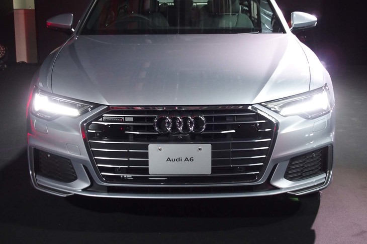 従来より大型化したシングルフレームグリルを採用する新型「A6」シリーズ。「HDマトリクスLED」と呼ばれる32個のLEDで構成される新型ヘッドライトを採用している。
