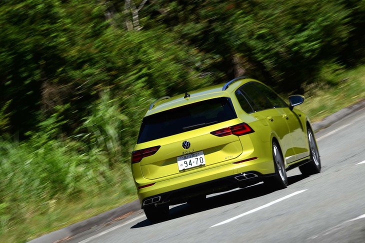 1.5リッターモデルのリアサスが4リンク式となるのはハッチバックと同様（1リッターモデルはトーションビーム式）。フラットでありながら荷重移動による高い接地感を味わえる。