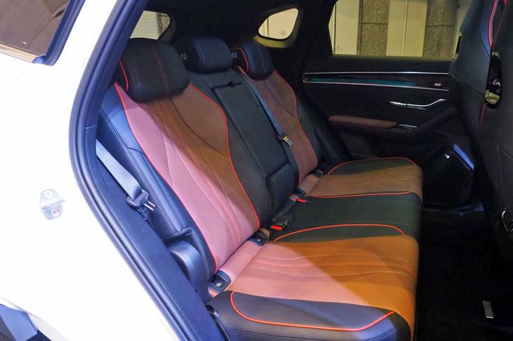 後席は大人がゆったりと座れる広さと、フラットな床面が特徴。