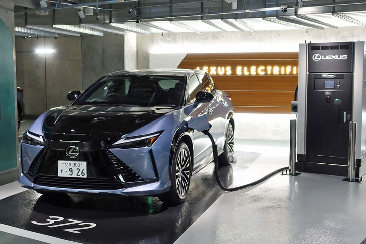 「レクサス充電ステーション」の第1弾は、2023年6月15日、東京ミッドタウン日比谷の地下駐車場に開設された。最大出力150kWの急速充電器（CHAdeMO規格）が2基設置されており、ユーザーが充電の待ち時間を有意義に過ごせるような、商業施設などでの体験サービスも提供される。