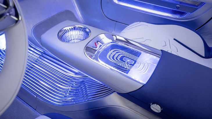 センターコンソールにはカップホルダーとワイヤレス充電トレーが用意される。