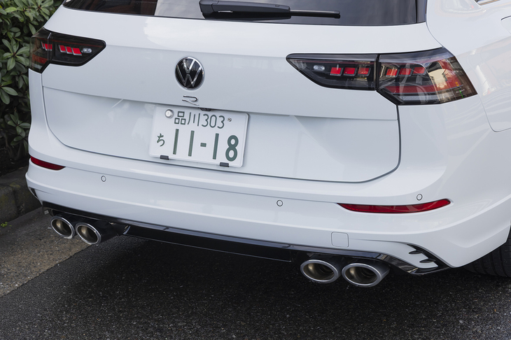 テールランプ内には6つの四角いエレメントが位置をずらして並べられ、より奥行きのあるデザインに。マフラーは左右2本ずつの4本出しだ。