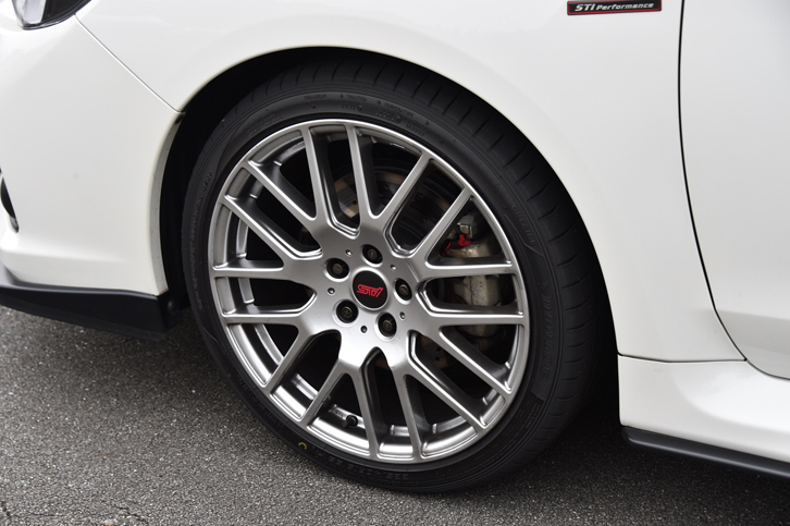 「STI 19インチアルミホイール」は、単価5万4000円。タイヤは「ダンロップSP SPORT MAXX 050＋」が組み合わされていた。