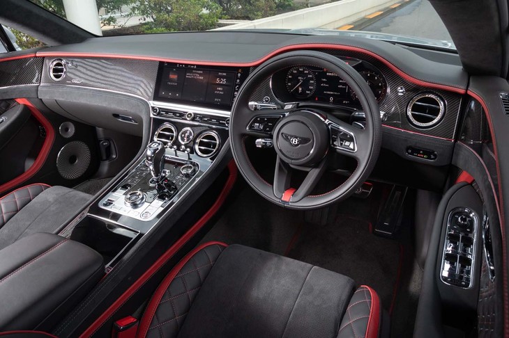 試乗車のインテリアカラーは「ベルーガ」。グレーのレザーとアルカンターラを基本に、カーボンパネルと赤のパイピングをアクセントとして仕立てられる。