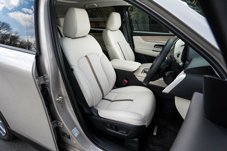 シートの仕様はグレードによって異なり、「XDエクスクルーシブモード」では表皮にナッパレザーを採用。運転席・助手席ともに10wayの電動調整機構や、シートヒーター／ベンチレーション機構が備わる。