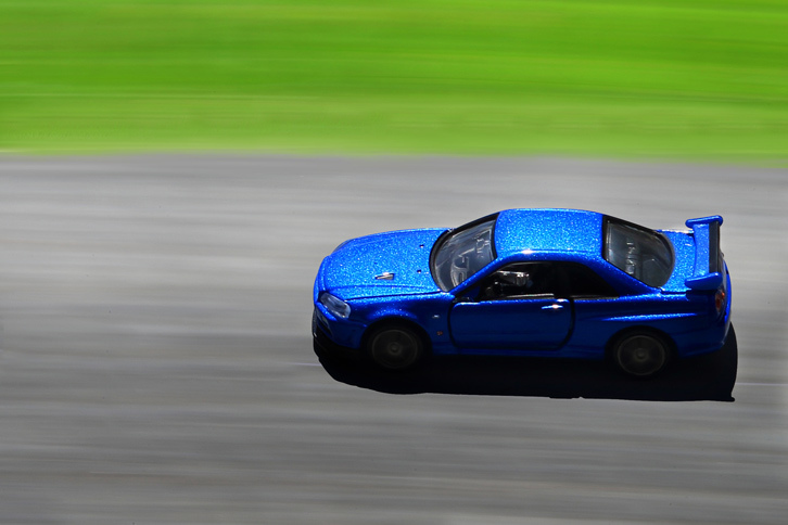 “第2世代GT-R”の集大成として、既存のモデルを上回る動力性能を実現していたR34型「GT-R」だが、日本におけるスポーツカー人気の低迷や、排出ガス規制の強化などにより、2002年8月に生産終了となった。（写真＝荒川正幸）