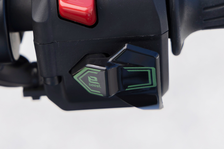 モーターの出力を一時的に高める「eブースト」機能のボタンは、右スイッチボックスに配置。使用するとメーター内のeブーストゲージが徐々に減っていき、ゲージがゼロになると残量が回復するまで機能が使えなくなる。