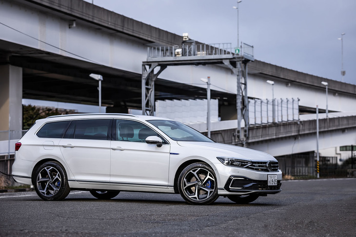 2022年4月5日に導入が発表された最新PHEV「フォルクスワーゲン・パサートGTEヴァリアント」。搭載バッテリーの容量を約30％アップし、EV航続距離が向上している。今回は車両本体価格683万8000円の上級グレード「アドバンス」に試乗した。