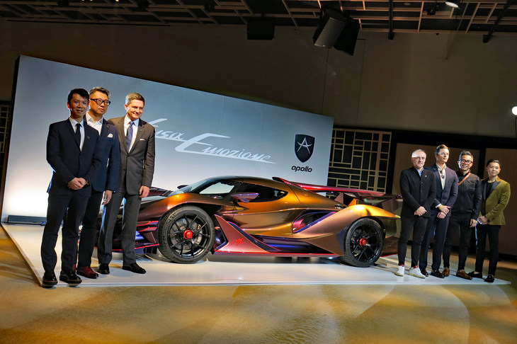 「アポロ・インテンサエモツィオーネ」と、来日したWe Solutionsとグループ会社の関係者。