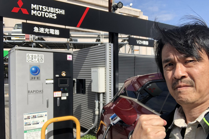 三菱ディーラーで、いざ「iX」の充電を開始。こちらの充電器は出力50kＷの一般的なものだ。果たして30分でどれぐらい充電できるのか、興味津々である。