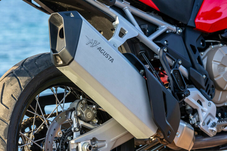 エキゾーストシステムにはバイパス機構が備わっており、スロットルを大きく開けるとレーサーレプリカのような甲高いサウンドを奏でる。