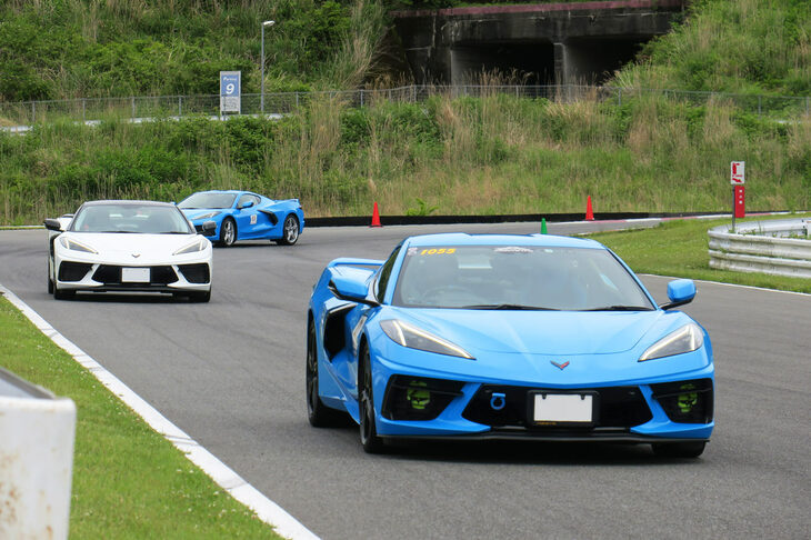 ショートサーキットでは、「シボレー・コルベット」や「カマロ」のオーナーを対象にした、ドライビングアカデミー／ドライビングスクールが実施されていた。