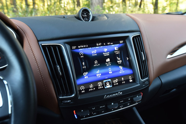 インフォテインメントシステムにはマセラティ最新の「マセラティ・タッチ・コントロール・プラス」を採用。スマートフォントとの連系機能である、「Android Auto」「Apple CarPlay」に対応している。