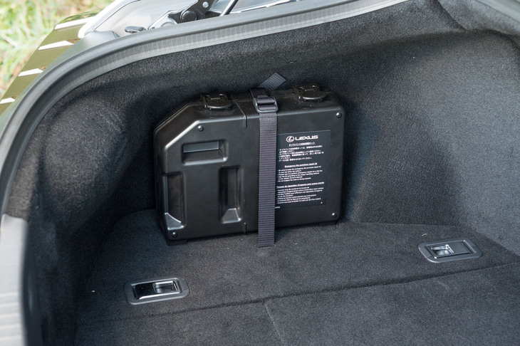 トランク容量は197リッター。非ランフラットタイヤの採用によってパンク修理キットが搭載されるようになった。