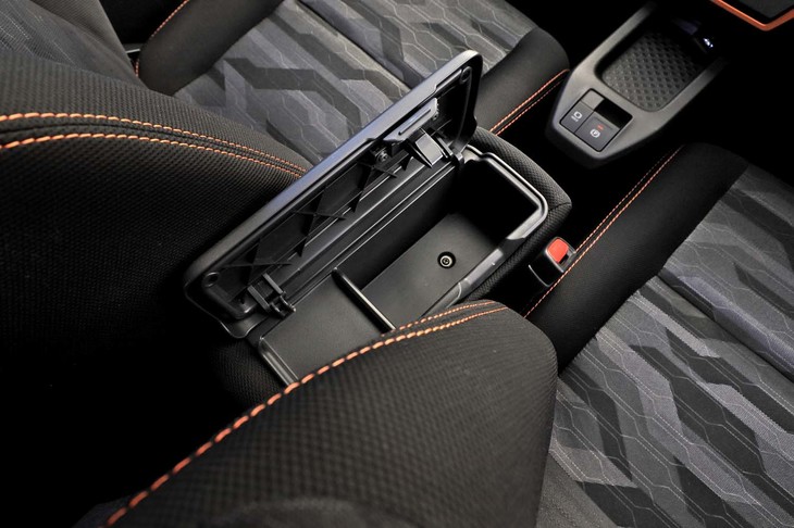 センターコンソールにはふた付きの収納ボックス（写真中央）とトレー（同右上）が用意される。