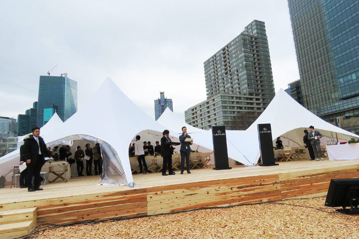 昼食会のためのダイニングテントが設けられたステージでは、メディア向けのトークショーも催された。