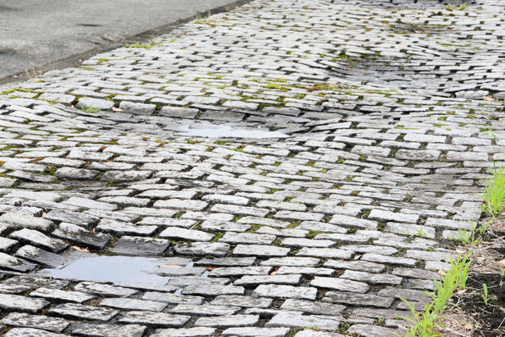 石畳コースの路面の様子。石畳による振動に加え、不規則な凹凸が車体を揺さぶるようになっている。