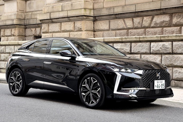 「DS 9」に続く、DSオートモビルのニューモデルが新型「DS 4」。CセグメントのクロスオーバーSUVの、DSらしいデザインに注目が集まります。（photo：小林俊樹）