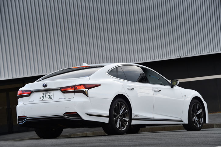 「LS500“Fスポーツ”」のリアビュー。ボディーサイドからリアバンパーにかけて、専用のロッカーモールでドレスアップされている。