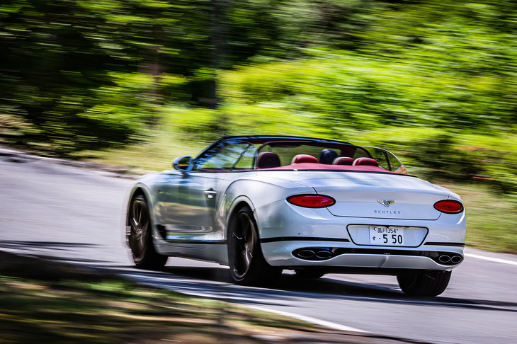 「コンチネンタルGT V8コンバーチブル」のパフォーマンスについては、0-100km/h加速が4.1秒、最高速度が318km/hと発表されている。