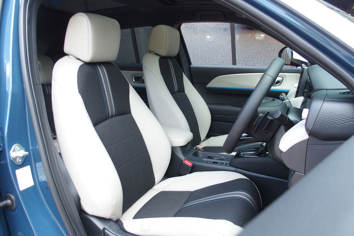 「e：HEV Z PLaYパッケージ」のインテリア。内装は従来型で定評のあったグレージュの色味を継承しながら、ピンストライプ／ステッチにライトブルーを配色する。質感の高いインテリアも「ヴェゼル」の特徴だ。