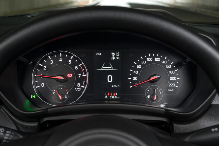 メーターパネルは速度計とエンジン回転計に、カラーのインフォメーションディスプレイを組み合わせた2眼式。エンジン回転計のレッドゾーンは6000rpmからで、エンジンはスムーズに吹け上がる。